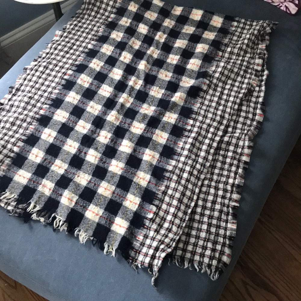 CLASSIC plaid J. Crew shawl perfect for evenings at the beach 🌊